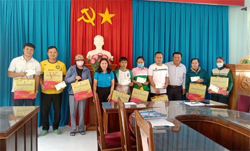 LĐLĐ huyện Hàm Thuận Bắc: Trao quà của lãnh đạo Trung ương cho đoàn viên, người lao động
